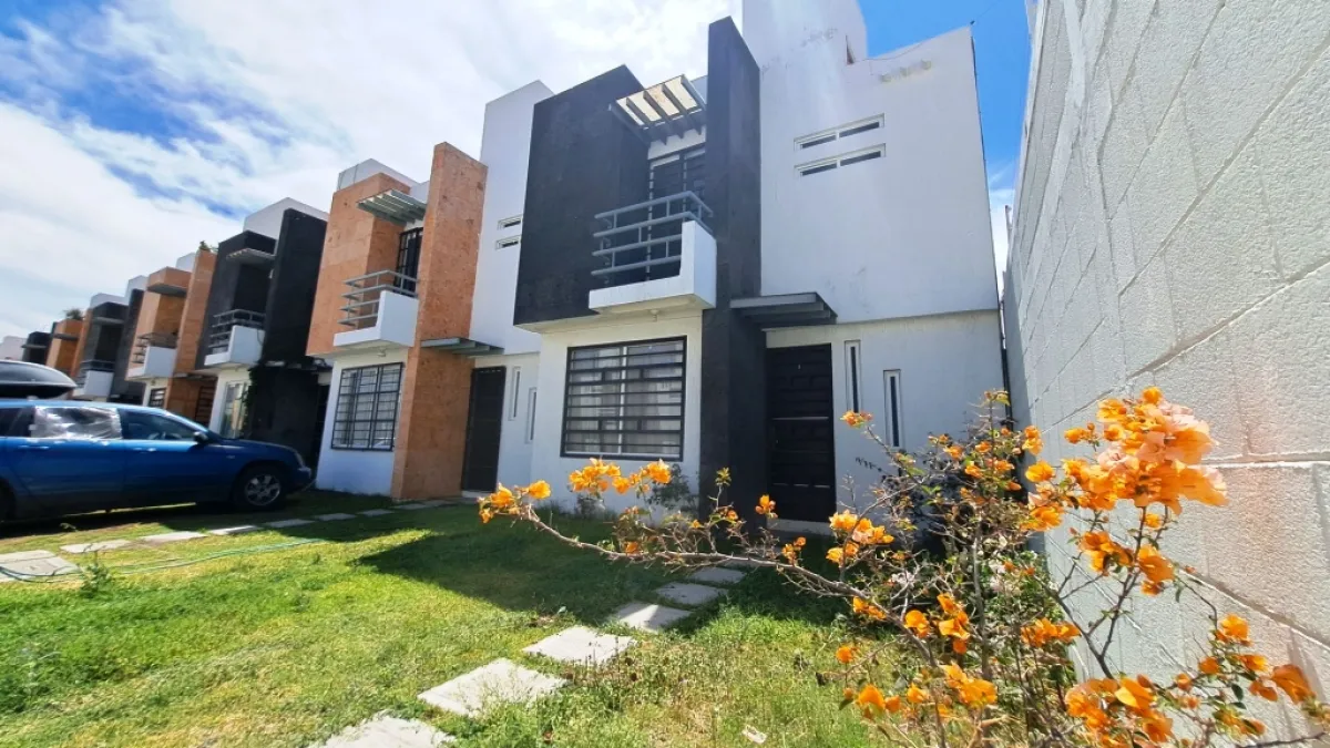 Estacionamiento y jardín Casa Venta Mallorca IV Querétaro